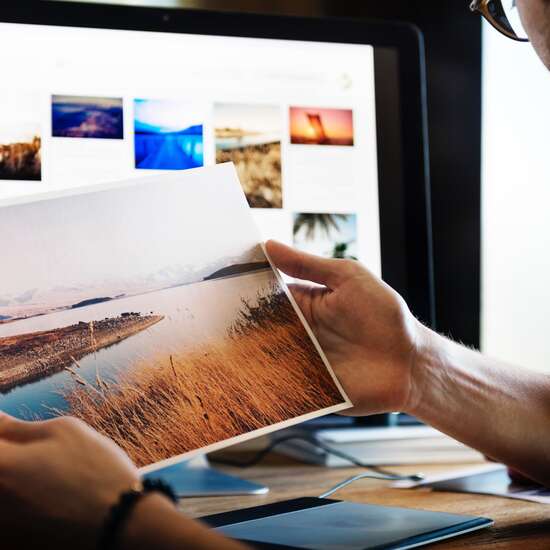Pressebild: Mann hält ein Bild in der Hand