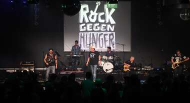 2016-rock-gegen-hunger-duesseldorf-band-auf-buehne.jpg Eine Band bei Rock gegen Hunger, Düsseldorf 2016.