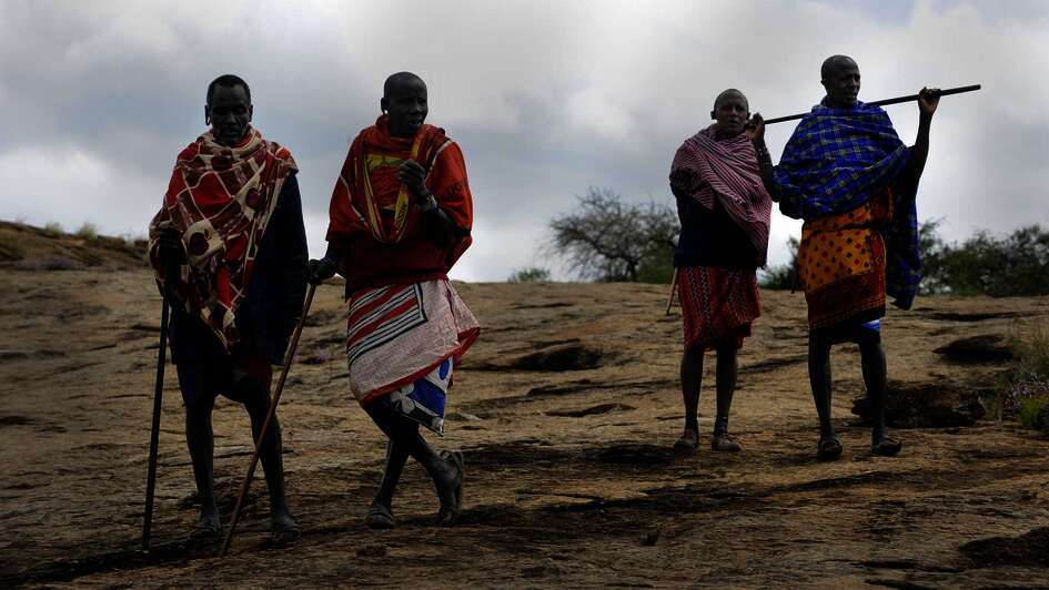 Massai aus Kenia stehen in einer kargen Landschaft