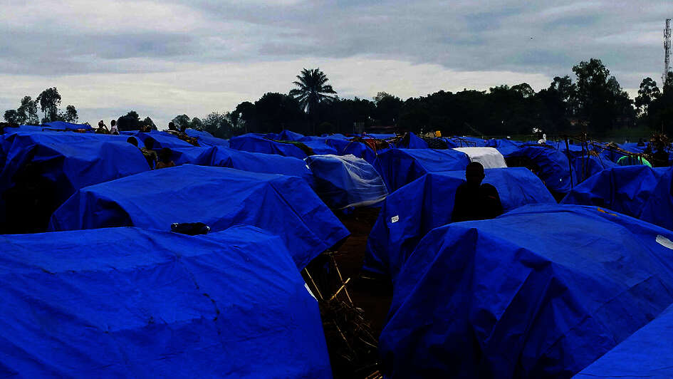 Blaue Zeltunterkünfte im Flüchtlingscamp Mudjipela in der Provinz Ituri, DR Kongo. 