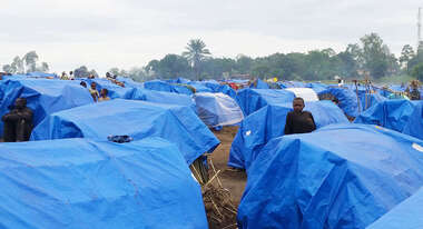 Blaue Zeltunterkünfte im Flüchtlingscamp Mudjipela in der Provinz Ituri, DR Kongo. 