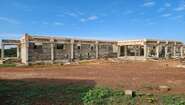 Die Notaufnahme des neuen Grand Gedeh County Hospital im Bau, Zwedru, Liberia, 2023 Der Rohbau eines mittelgroßen eingeschossigen Gebäudes