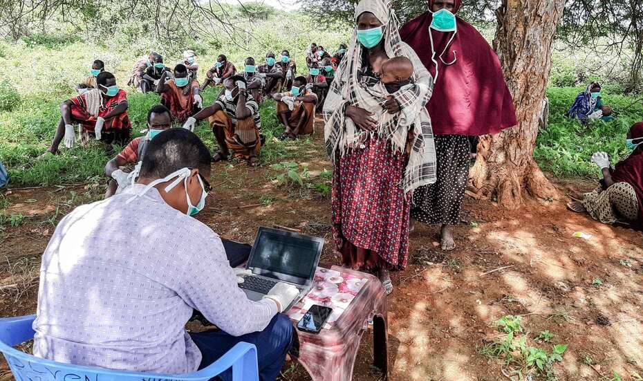 Viele Menschen stehen an für eine Registrierung, Somalia.