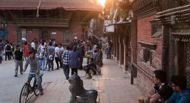 Ein Platz in Nepal voller Leute