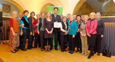 AGdie Lohrer Hausfrauen unterstützen die Welthungerhilfe bei verschiedenen Aktionen Lohrer Hausfrauen und Michael Hofmann bei einer Spendenscheckübergabe