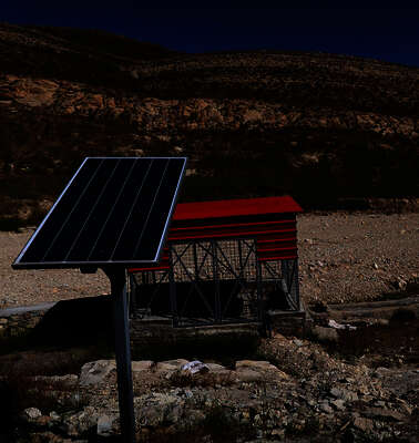 Saubere Energie für den Iran. Die Wasserpumpe wird mir Solarenergie betrieben, 2019.