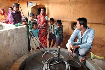 Dürre in Indien Dorfbewohner versammeln sich um einen Brunnen, der gerade gebaut wird