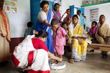 Medizinische Untersuchung in Indien Kind wird bei einer medizinische Untersuchung in der Schule gewogen