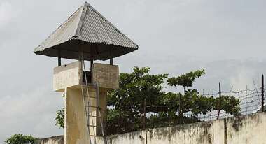 Ein Wachturm des Gefängnisses „Correctional Center II“ in Phnom Penh. Hier den Mauern werden unter anderem Menschenrechtsaktivisten festgehalten. © Florian Kopp