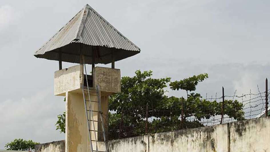 Ein Wachturm des Gefängnisses „Correctional Center II“ in Phnom Penh. Hier den Mauern werden unter anderem Menschenrechtsaktivisten festgehalten. © Florian Kopp