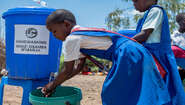 2019-schulspeisung-maedchen-haendewaschen-malawi-lycka-welthungerhilfe.jpg Ein Mädchen wäscht ihre Hände.