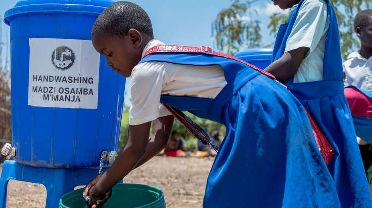2019-schulspeisung-maedchen-haendewaschen-malawi-lycka-welthungerhilfe.jpg Ein Mädchen wäscht ihre Hände.