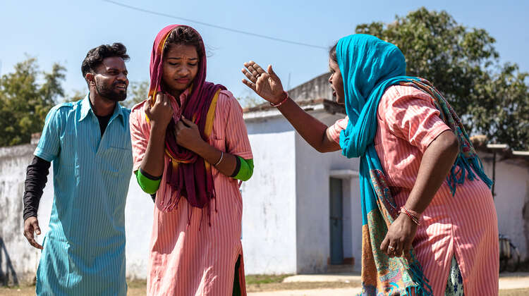 2019-hungrig-nach-wissen-theaterstueck-1-indien_C_thomas-rommel.jpg Zwei Frauen und ein Mann spielen in einem Theaterstück.
