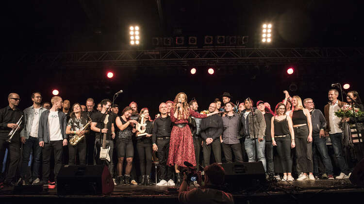 2019-rock-gegen-hunger-alle-bands-koeln.jpg Gruppenfoto aller Bands bei Rock gegen Hunger, Köln, 2019.