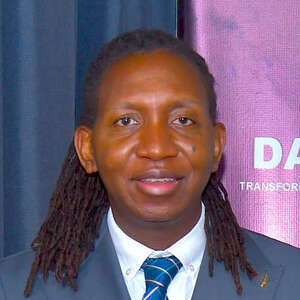 Jameson Gadzirai steht an einem Rednerpult