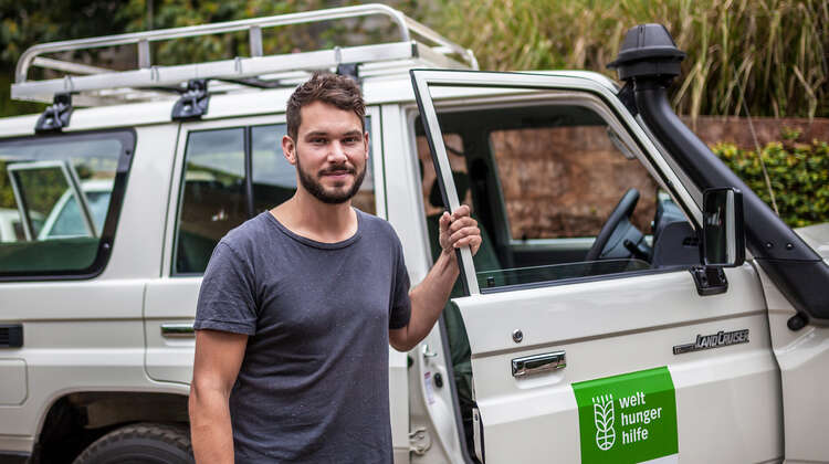 2018-prominente-robert-redweik-vor-auto-skillup-kenia-natalia-jidovanu.jpg Robert Redweik vor einem Geländewagen der Welthungerhilfe.