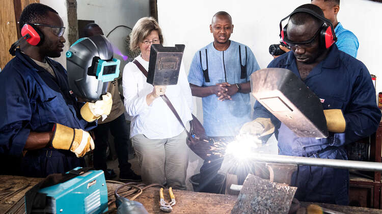 2019-marlehn-thieme-sierra-leone-besuch-skill-up_C_kai-loeffelbein.jpg Vier Männer und eine Frau, einer schweißt gerade. Alle tragen Schutzkleidung.