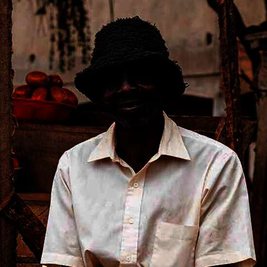 Dem Hunger trotzen: Ein Mann in Uganda bietet seine Ware auf einem Markt an.