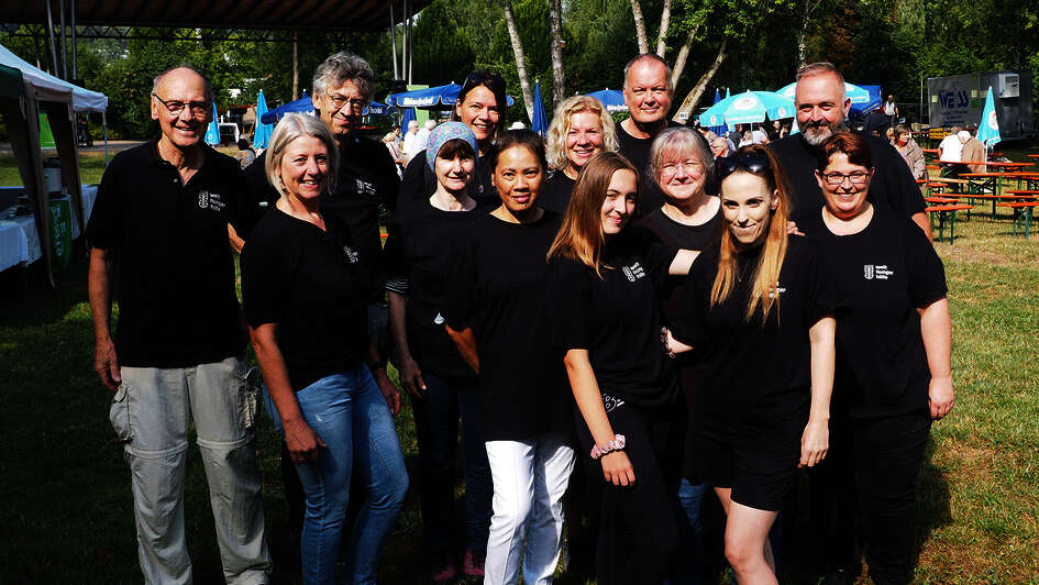 Aktionsgruppe Hungerhilfe in Pegnitz e.V. - Gruppenbild mit schwarzen Welthungerhilfe T-Shirts