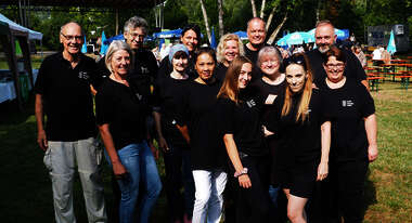 Aktionsgruppe Hungerhilfe in Pegnitz e.V. - Gruppenbild mit schwarzen Welthungerhilfe T-Shirts
