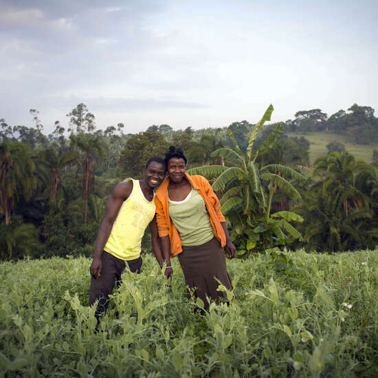 Farmer Joseph Mugabe und seine Frau Rose sind glücklich: Die landwirtschaftliche Ausbildung innerhalb des Programms "Skill up!" in Fort Portal, Uganda hat ihr Einkommen verbessert.