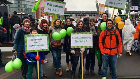 Welthungerhilfe-Mitarbeiter mit selbstgebastelten Schildern bei der Demo
