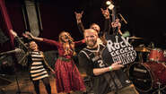 2019-rock-gegen-hunger-ersteigerte-gitarre.jpg Eine ersteigerte Gitarre, dessen Erlös an die Welthungerhilfe geht.