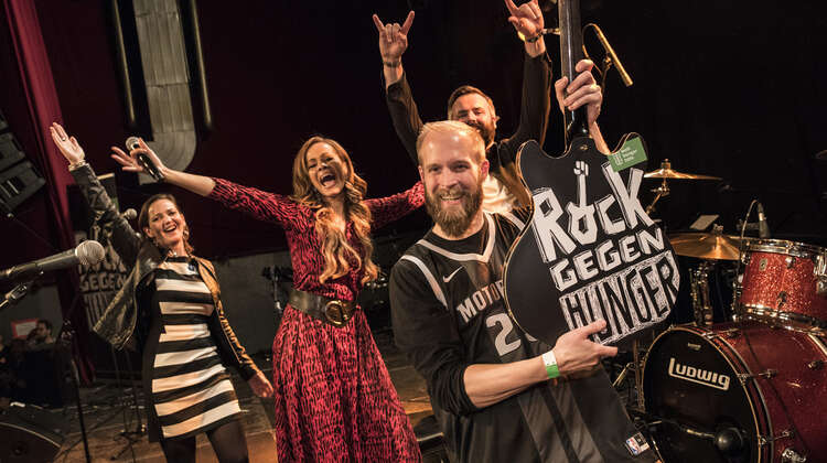 2019-rock-gegen-hunger-ersteigerte-gitarre.jpg Eine ersteigerte Gitarre, dessen Erlös an die Welthungerhilfe geht.