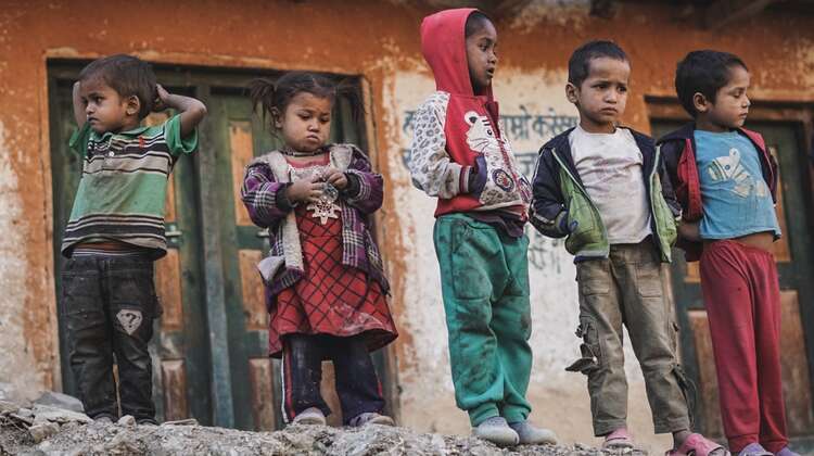 2019-nepal-kindergruppe-original-bootcamp-reise-C_Chris_Adelmann_-_Origianal_Bootcamp.JPG Viele Kinder in Nepal sind zu klein.