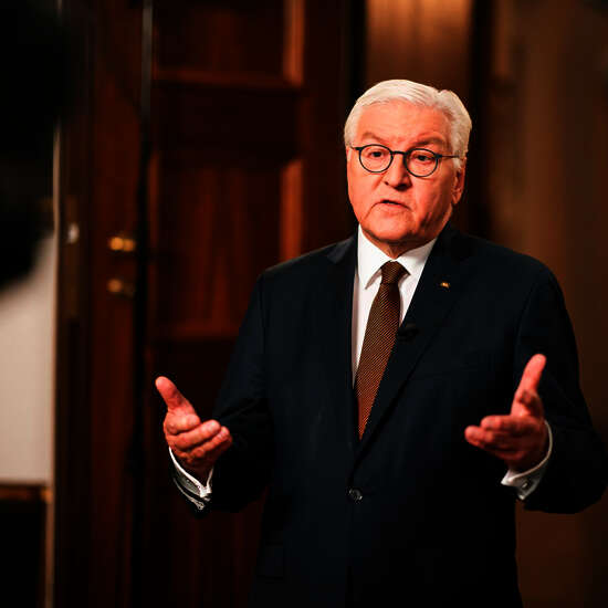 Bundespräsident Frank-Walter Steinmeier während der Fernsehansprache zur Eröffnung der Woche der Welthungerhilfe.