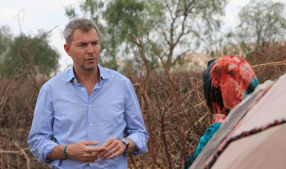 Till Wahnbaeck, Vorstand der Welthungerhilfe, unterhält sich in Somaliland mit einer Dorfbewohnerin.