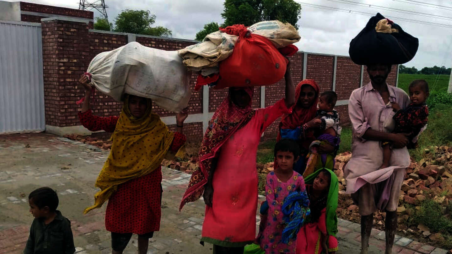 Diese Familie aus der Siedlung Dilbar im Distrikt Rajanpur ist vor den Wassermassen geflüchtet.