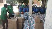 2020-verteilung-hilfsgueter-uganda-corona-welthungerhilfe.jpg Zwei Männer begutachten eine Ladung Hilfsgüter.