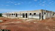 Die Chirurgie des neuen Grand Gedeh County Hospital im Bau, Zwedru, Liberia, 2023 Der Rohbau eines größeren eingeschossigen Gebäudes