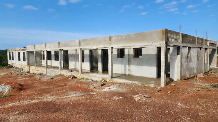 Die Chirurgie des neuen Grand Gedeh County Hospital im Bau, Zwedru, Liberia, 2023 Der Rohbau eines größeren eingeschossigen Gebäudes