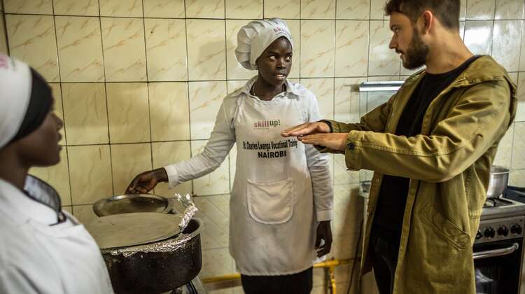 2018-prominente-robert-redweik-baecker-skillup-kenia-natalia-jidovanu.jpg Robert Redweik mit zwei Frauen in der Küche des "Skill up!"-Projekts in Nairobi, Kenia.
