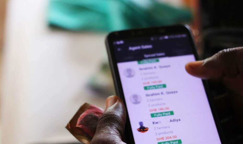 Digital_Dienstleistung_Farmline.jpg Landwirt*innen in Ghana können sich über Apps austauschen und vernetzen.