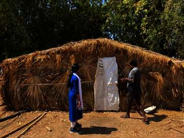 Eine mit Stroh gedämmte Hütte, die für die Pilzzucht errichtet wurde, Malkangiri, Indien, 2023