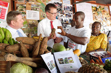 Dr. Gerd Müller und Hermann Gröhe Dr. Gerd Müller und Hermann Gröhe unterhalten sich mit zwei Sierra Leonern