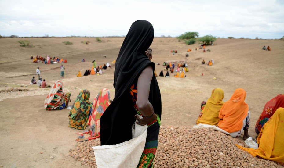 Erosionsschutz in Kenia Frauen beim Bau einer Erosionsschutzmauer in Kenia.