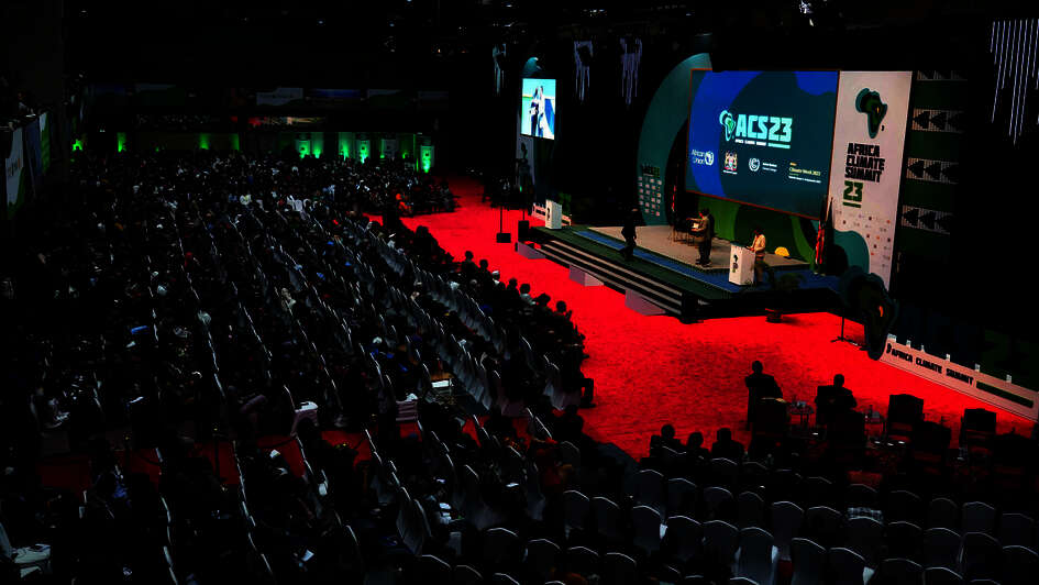 Großer Saal mit Vollversammlung des Africa Climate Summit 2023 in Nairobi, Kenia