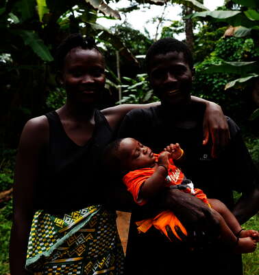 Junges Elternpaar mit Baby in einer Nutrition Smart Community in Sierra Leone – Beispiel für familienorientierte Ernährungsförderung im Rahmen nachhaltiger Entwicklungszusammenarbeit.