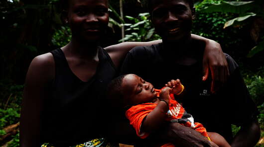 Junges Elternpaar mit Baby in einer Nutrition Smart Community in Sierra Leone – Beispiel für familienorientierte Ernährungsförderung im Rahmen nachhaltiger Entwicklungszusammenarbeit.