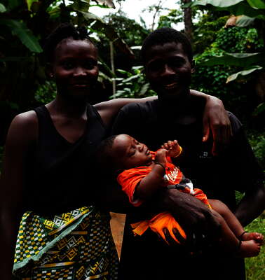 Junges Elternpaar mit Baby in einer Nutrition Smart Community in Sierra Leone – Beispiel für familienorientierte Ernährungsförderung im Rahmen nachhaltiger Entwicklungszusammenarbeit.
