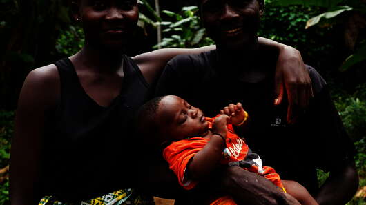 Junges Elternpaar mit Baby in einer Nutrition Smart Community in Sierra Leone – Beispiel für familienorientierte Ernährungsförderung im Rahmen nachhaltiger Entwicklungszusammenarbeit.