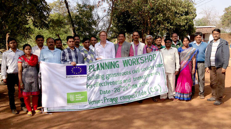 Bei den Workshops kommen die beiden Bewegungen Ekta Parishad und Jan Jal Jodo zusammen. Workshop-Teilnehmer der beiden Bewegungen Bei den Workshops kommen die beiden Bewegungen Ekta Parishad und Jan Jal Jodo zusammen und erarbeiten, wie sie in Zukunft effektiv weiterarbeiten können halten gemeinsam ein Banner mit der Aufschrift" "Planning Workshop. Building grassroots civil society cadres."