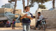 2019-brotverteilung-junge-syrien-hihfad-welthungerhilfe.jpg Ein Junge trägt Brot, Syrien 2019.