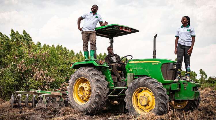2021-agrishare-traktor-feld-team-uganda_C_welthungerhilfe.jpg John Deere Traktor auf einem Feld in Uganda, 2021.