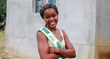 Portraitfoto von Pauline, Miss Hygiene, in ihrem Heimatort Zieh in Liberia