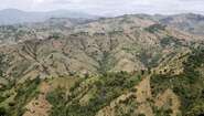 Haiti: Bauern kämpfen gegen die Folgen des Klimawandels Abholzung in Haiti: Landschaftsaufnahme von kahlen Hügeln.